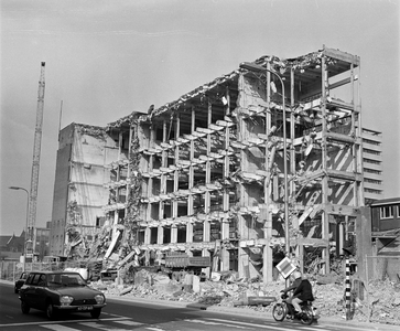 855721 Afbeelding van de sloop van de meelfabriek De Korenschoof (Kaatstraat 6) te Utrecht, vanaf de Stenenbrug.